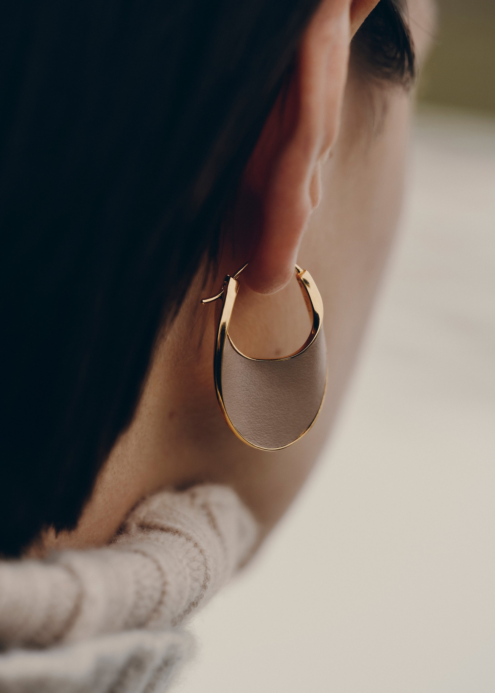 Éole Slim Hoop Earrings - Taupe Leather