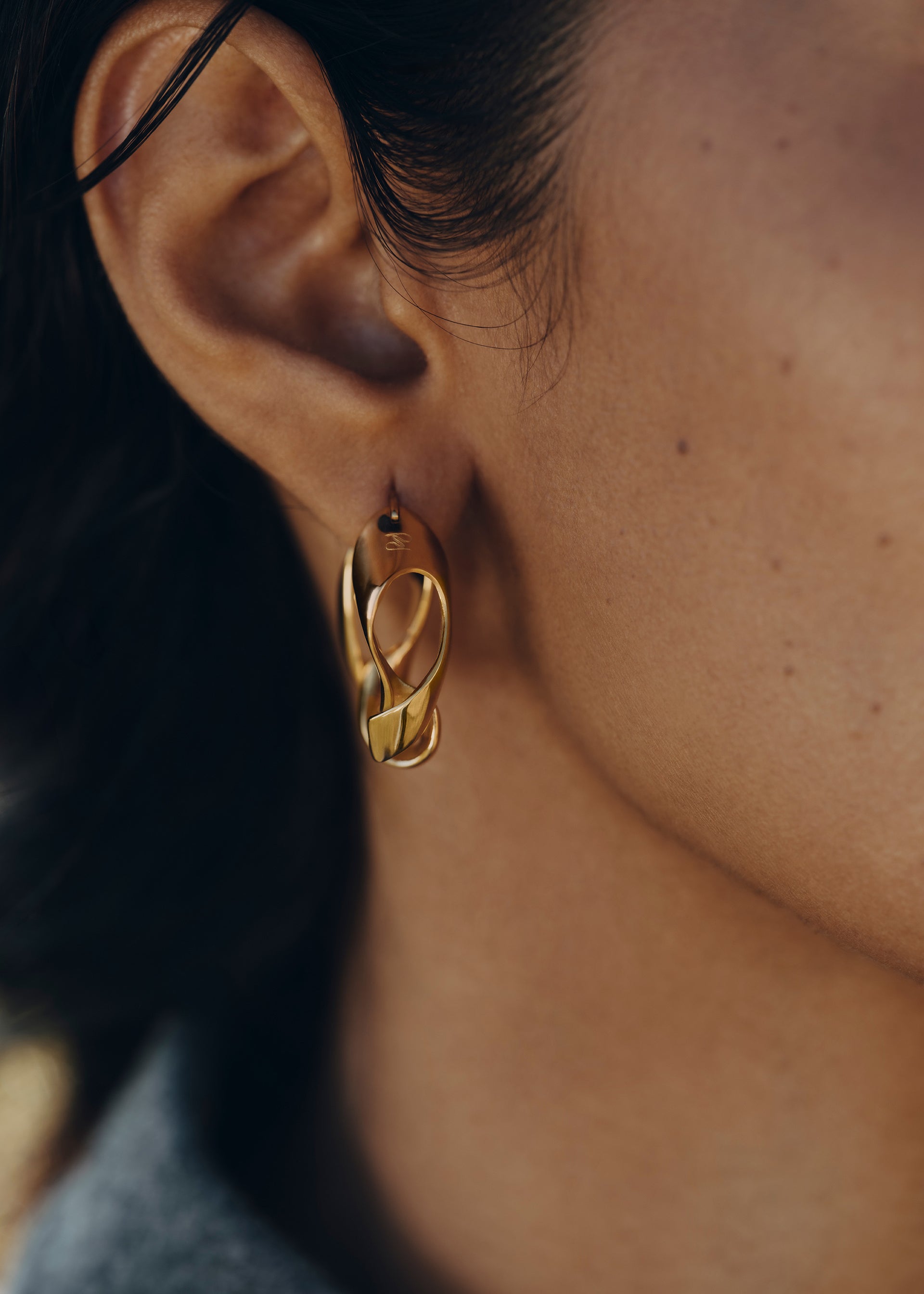 Éole Wavy Hoop Earrings - 24 carat gold-gilded edition