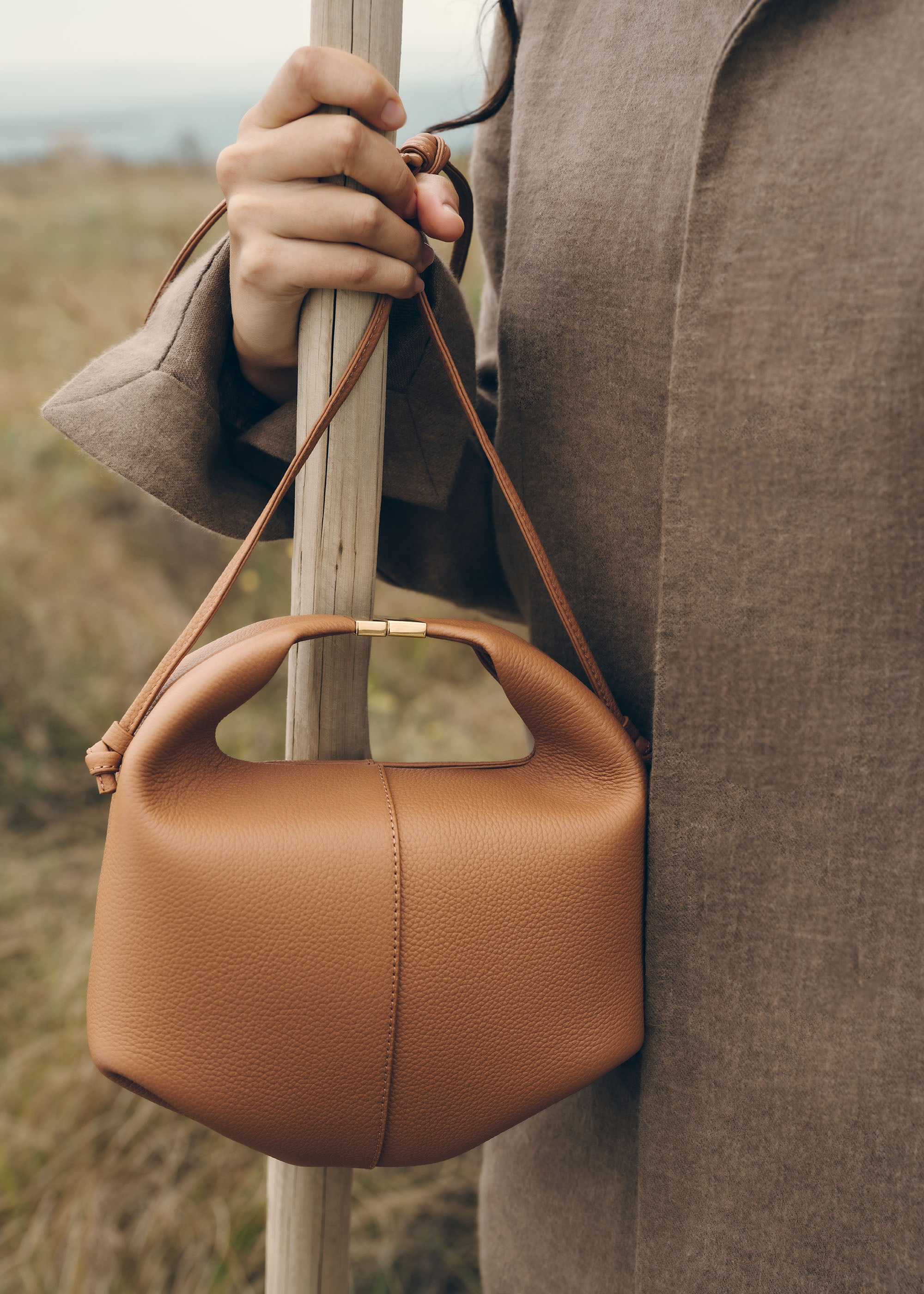 POLÈNE ブラウンレザーショルダーバッグ Polène | Bag - Béri - Textured Camel – Polène UK